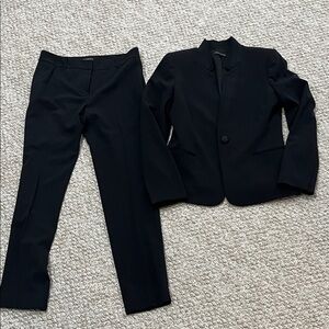 Tahari women’s Classic Black Blazer and pants suit set size 4